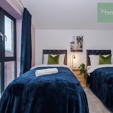 PureStay Manchester: Five-Bedroom House with Free Parking Exterior photo