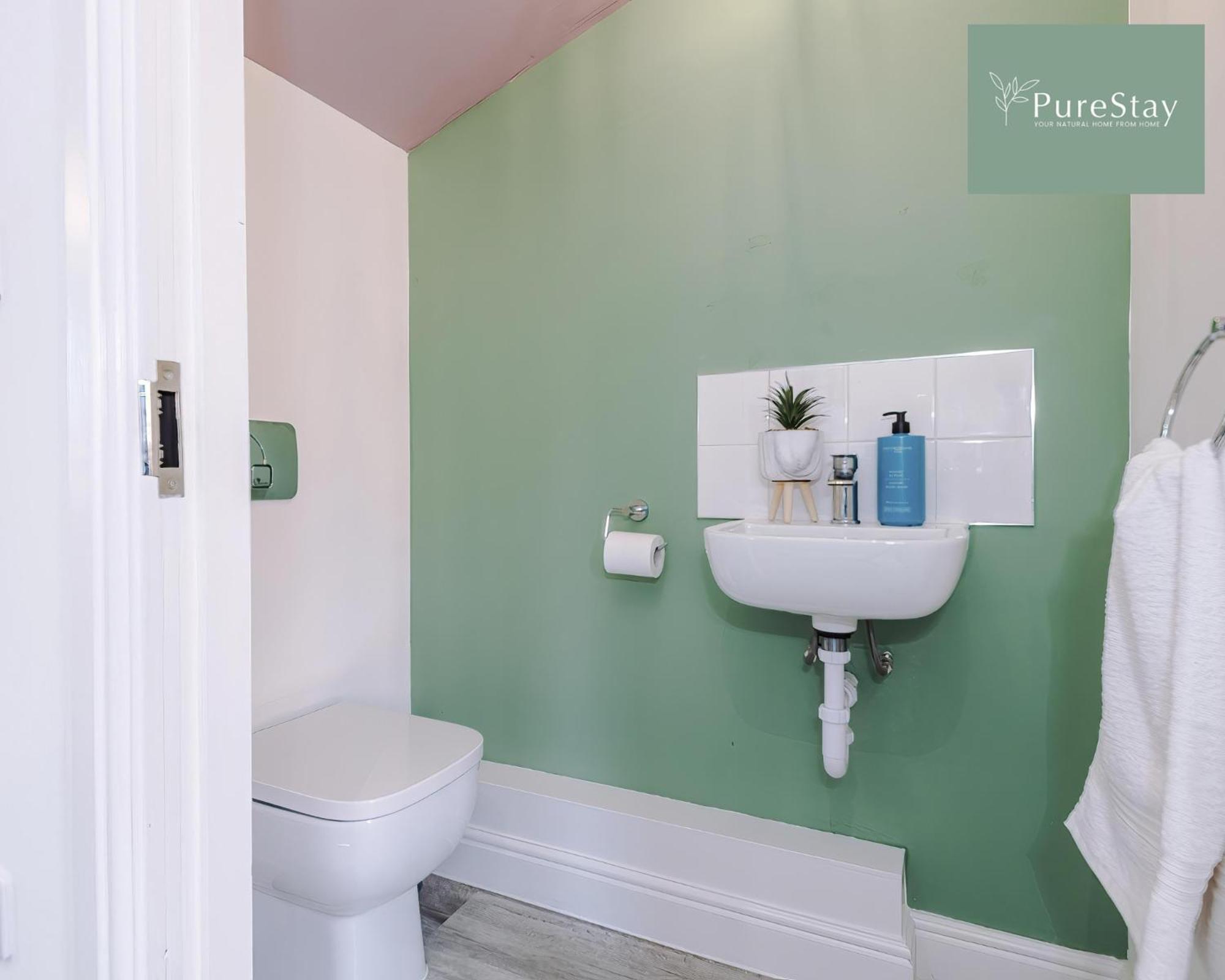 PureStay Manchester: Five-Bedroom House with Free Parking Exterior photo
