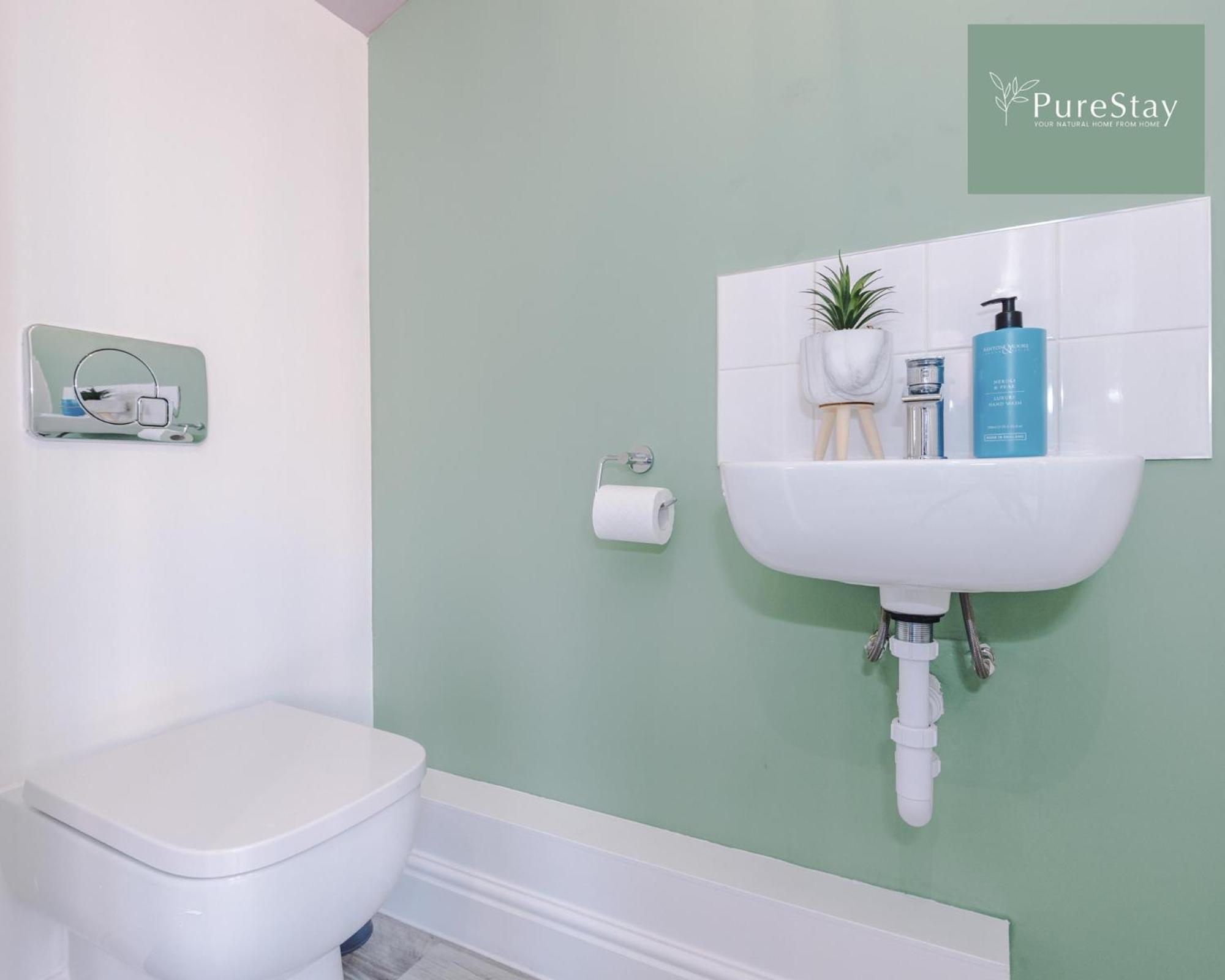 PureStay Manchester: Five-Bedroom House with Free Parking Exterior photo