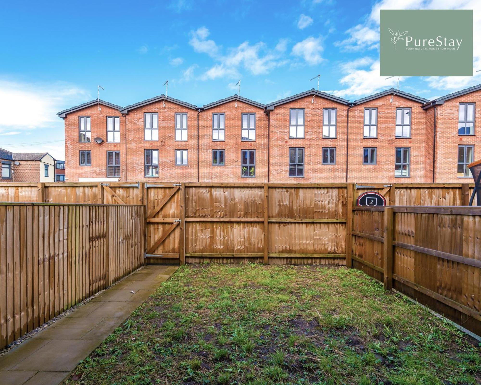 PureStay Manchester: Five-Bedroom House with Free Parking Exterior photo
