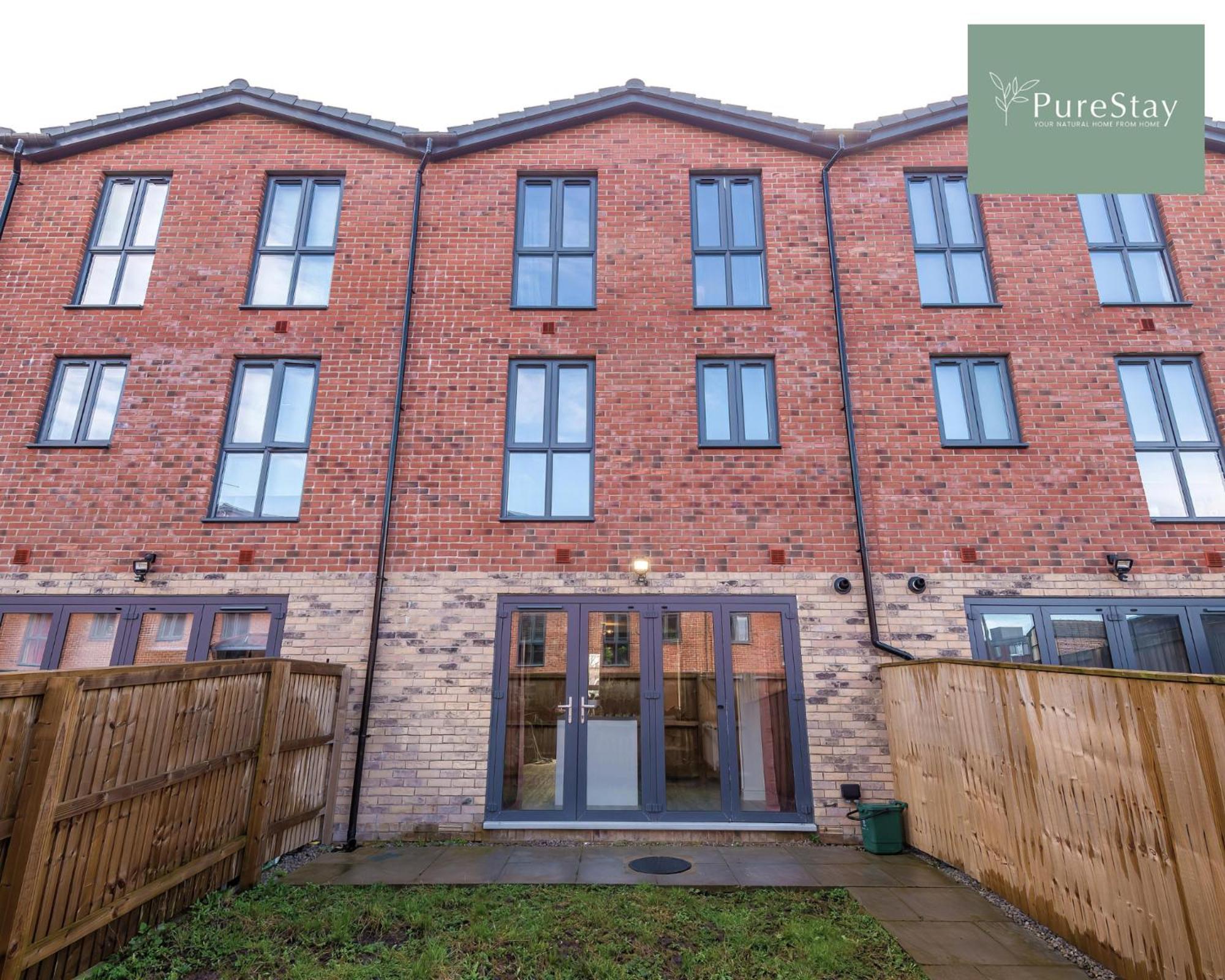 PureStay Manchester: Five-Bedroom House with Free Parking Exterior photo