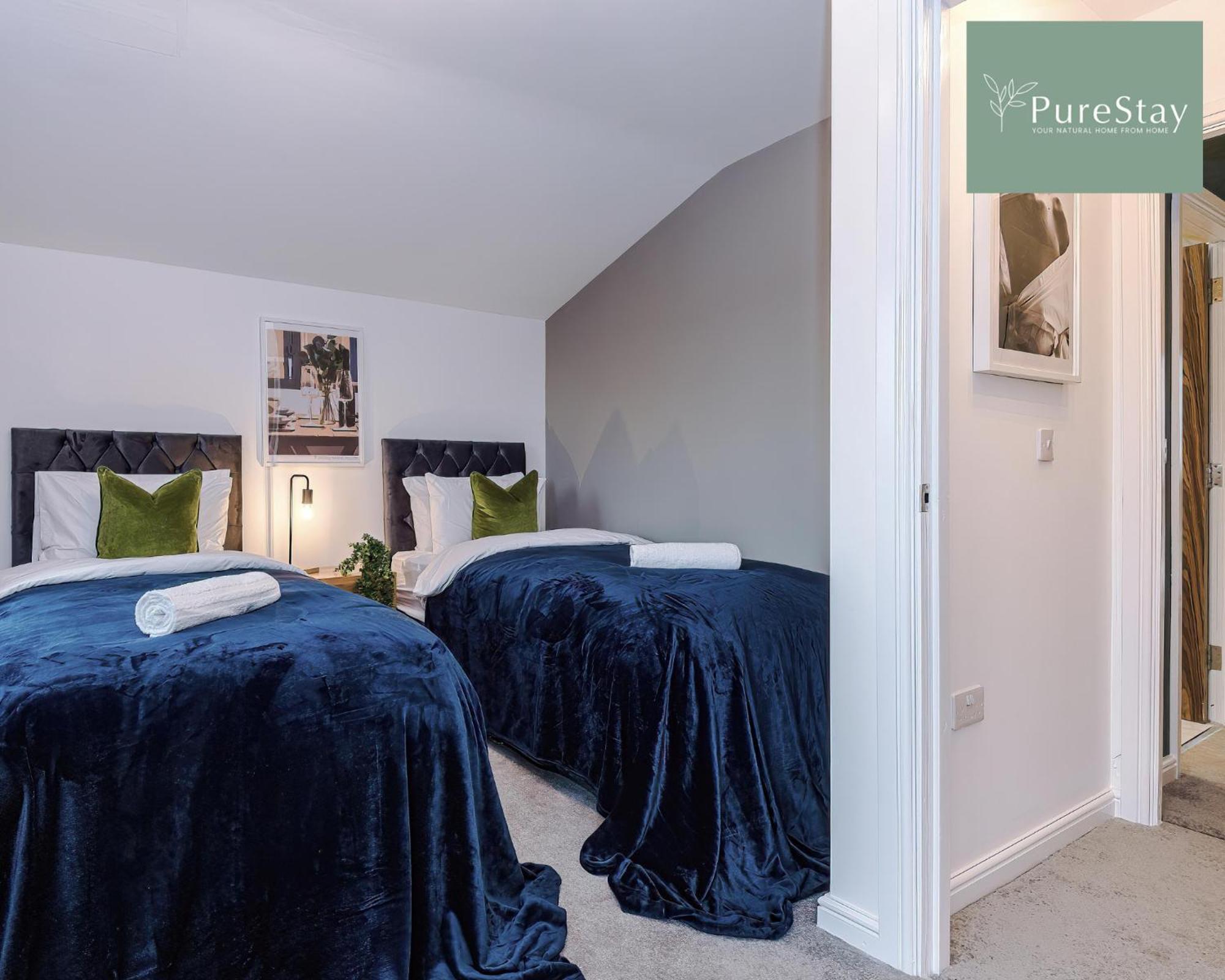 PureStay Manchester: Five-Bedroom House with Free Parking Exterior photo