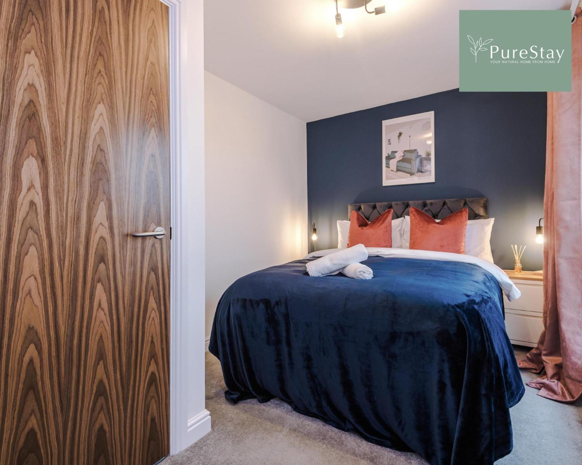 PureStay Manchester: Five-Bedroom House with Free Parking Exterior photo