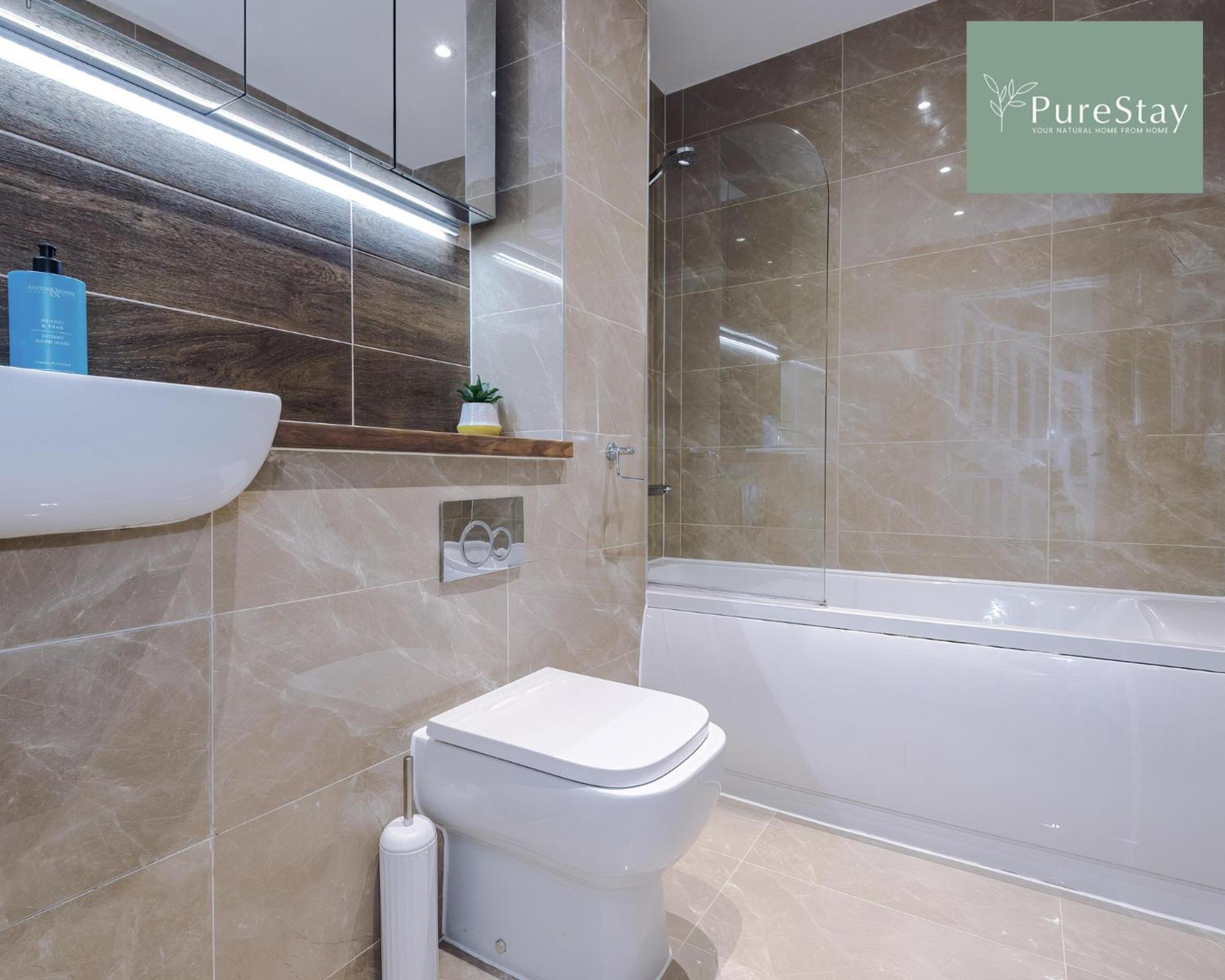 PureStay Manchester: Five-Bedroom House with Free Parking Exterior photo