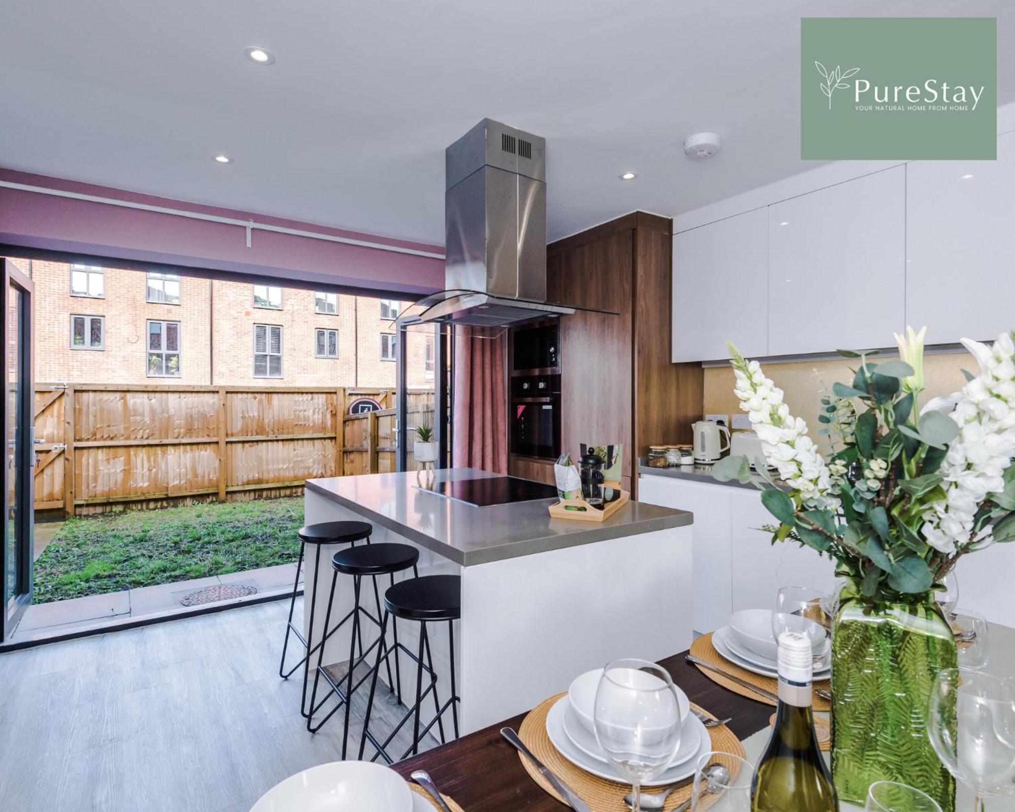 PureStay Manchester: Five-Bedroom House with Free Parking Exterior photo