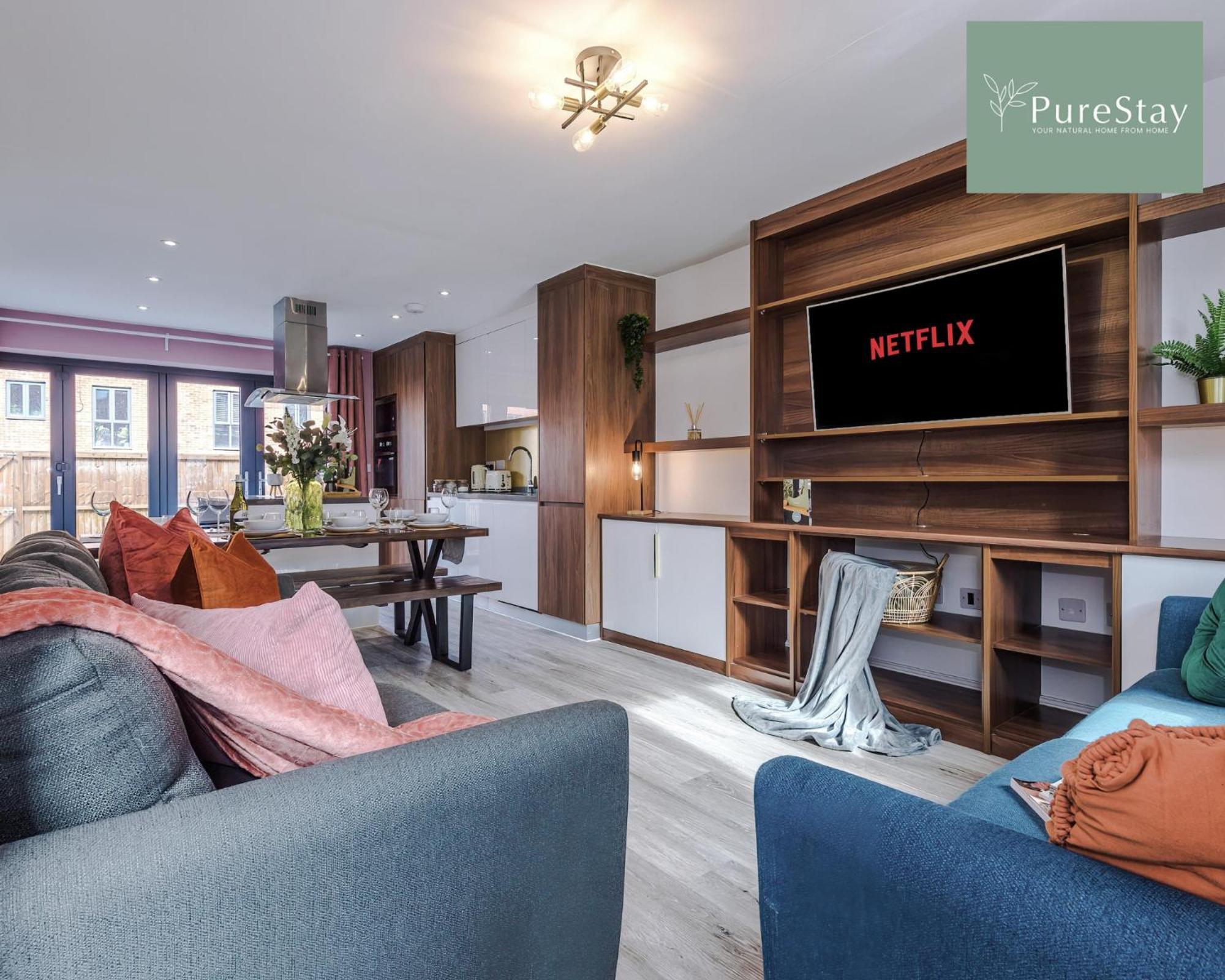 PureStay Manchester: Five-Bedroom House with Free Parking Exterior photo