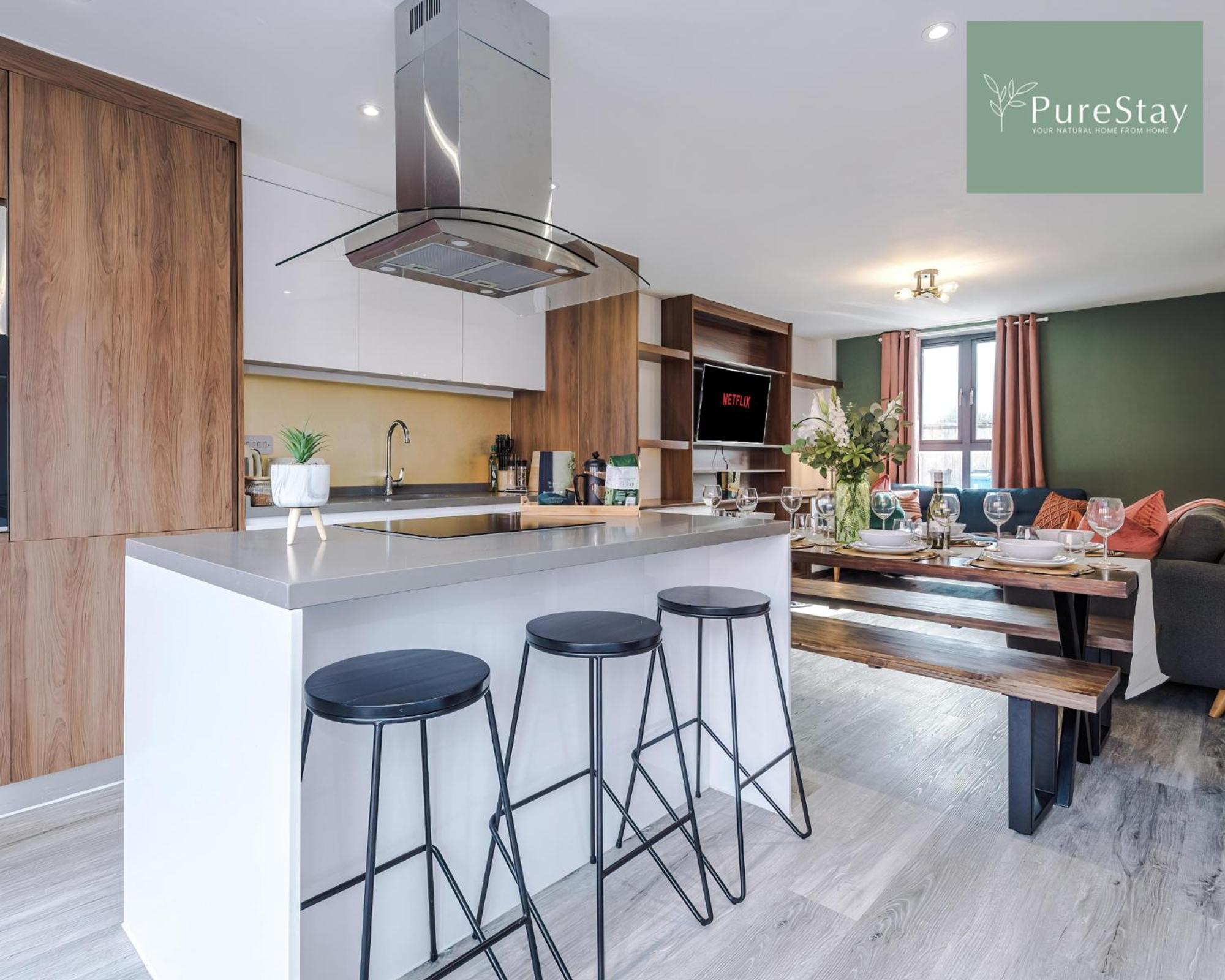 PureStay Manchester: Five-Bedroom House with Free Parking Exterior photo