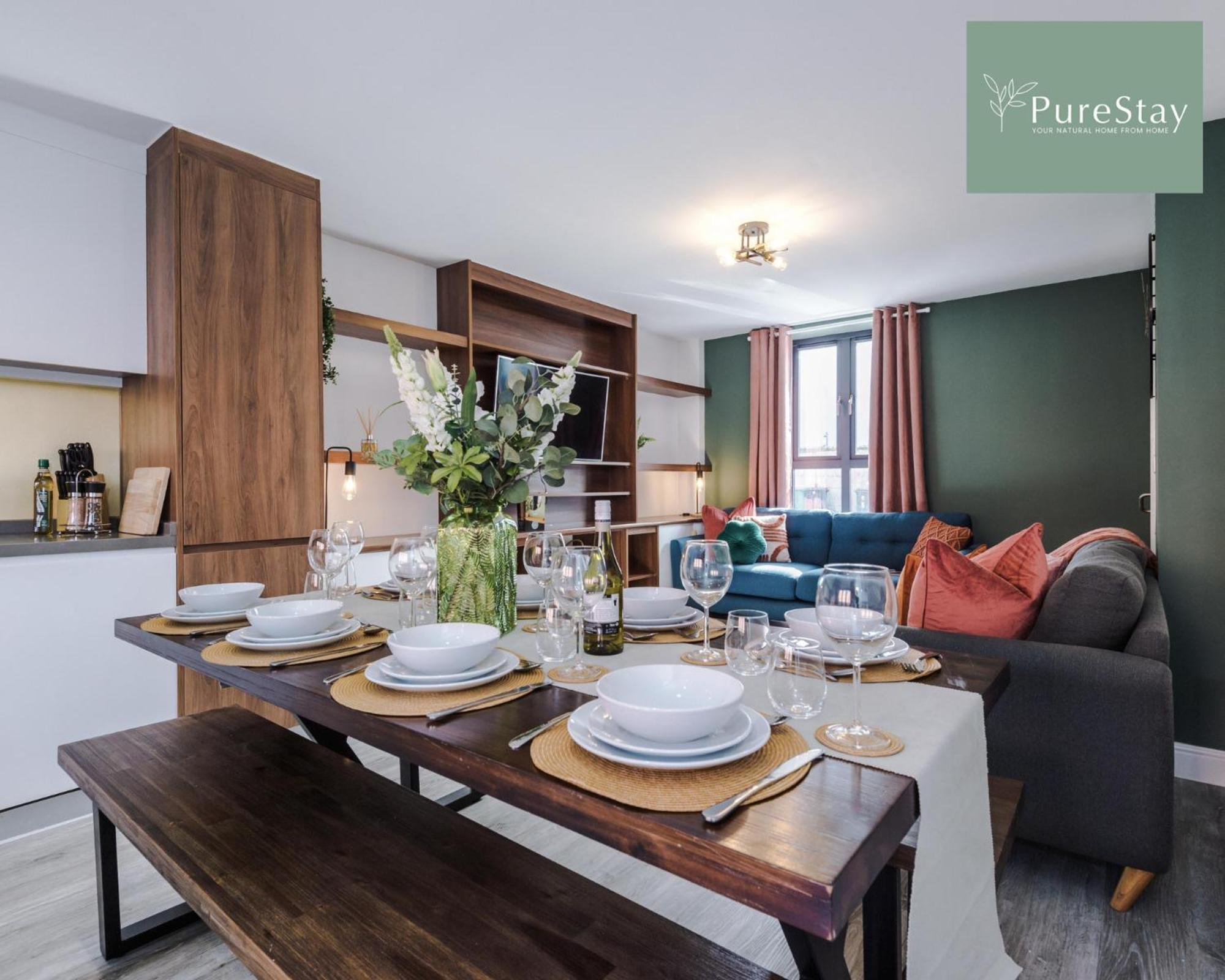 PureStay Manchester: Five-Bedroom House with Free Parking Exterior photo