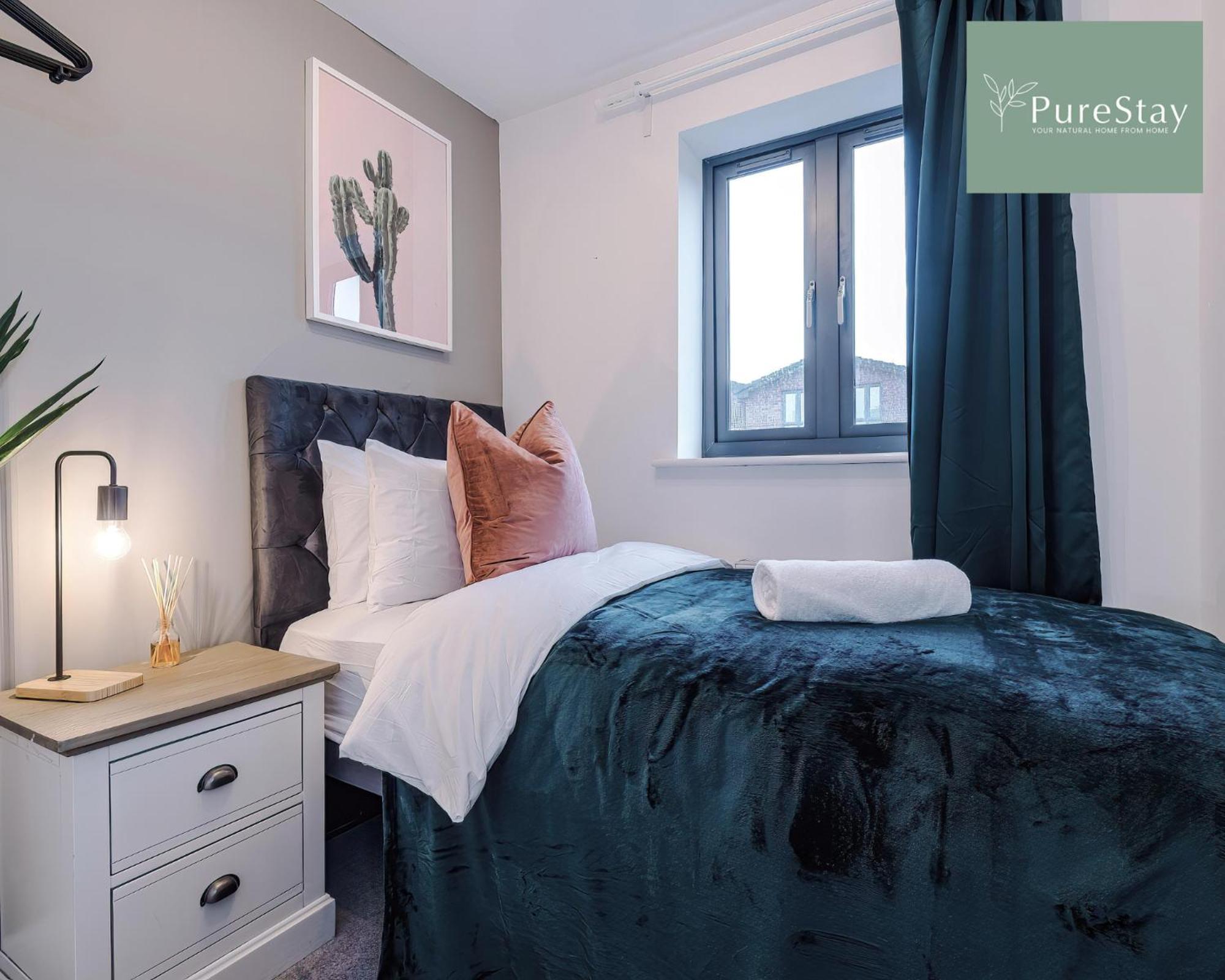 PureStay Manchester: Five-Bedroom House with Free Parking Exterior photo