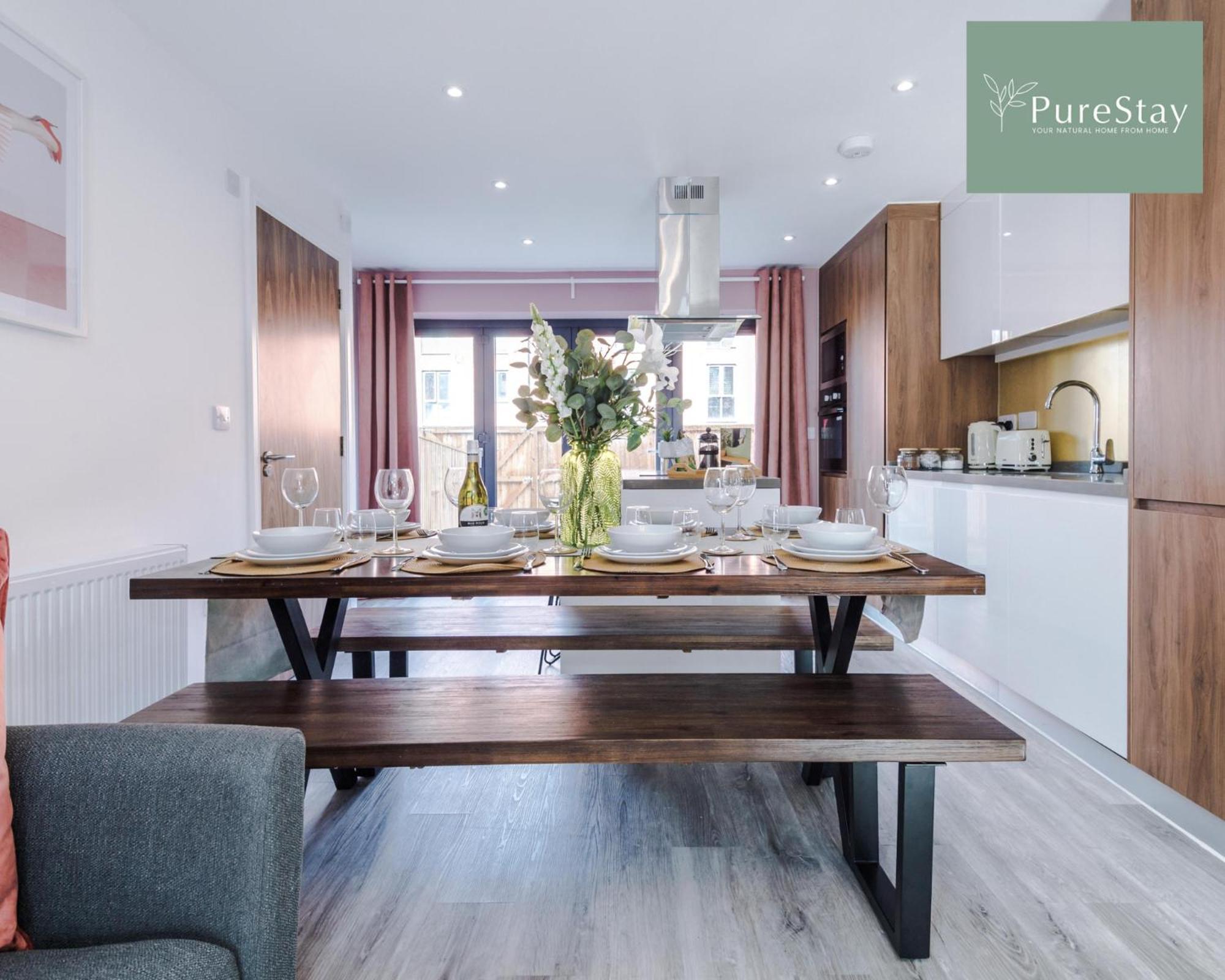 PureStay Manchester: Five-Bedroom House with Free Parking Exterior photo