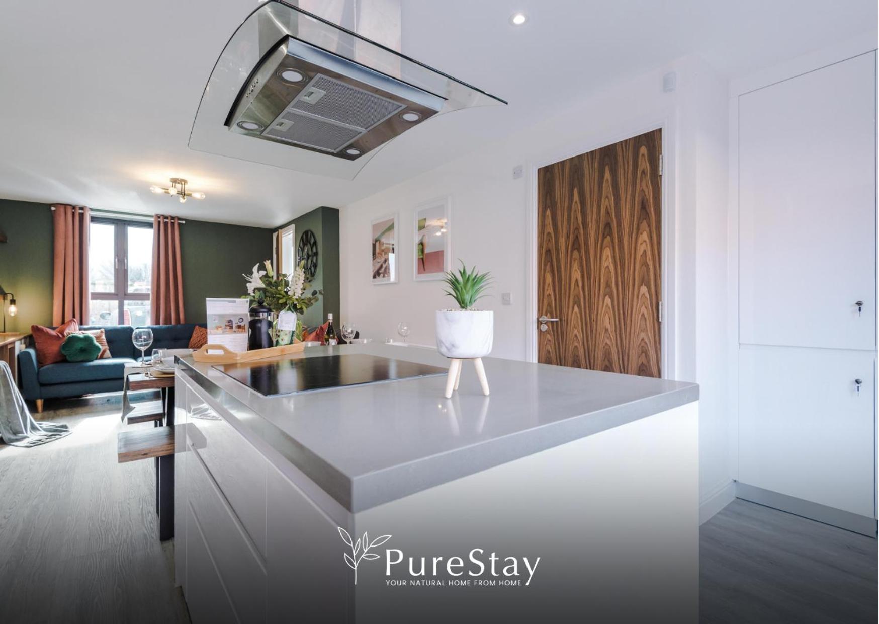 PureStay Manchester: Five-Bedroom House with Free Parking Exterior photo