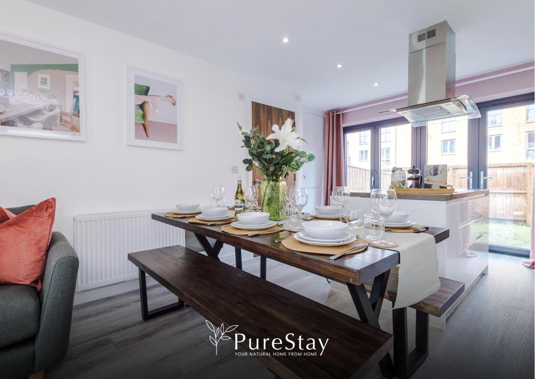PureStay Manchester: Five-Bedroom House with Free Parking Exterior photo