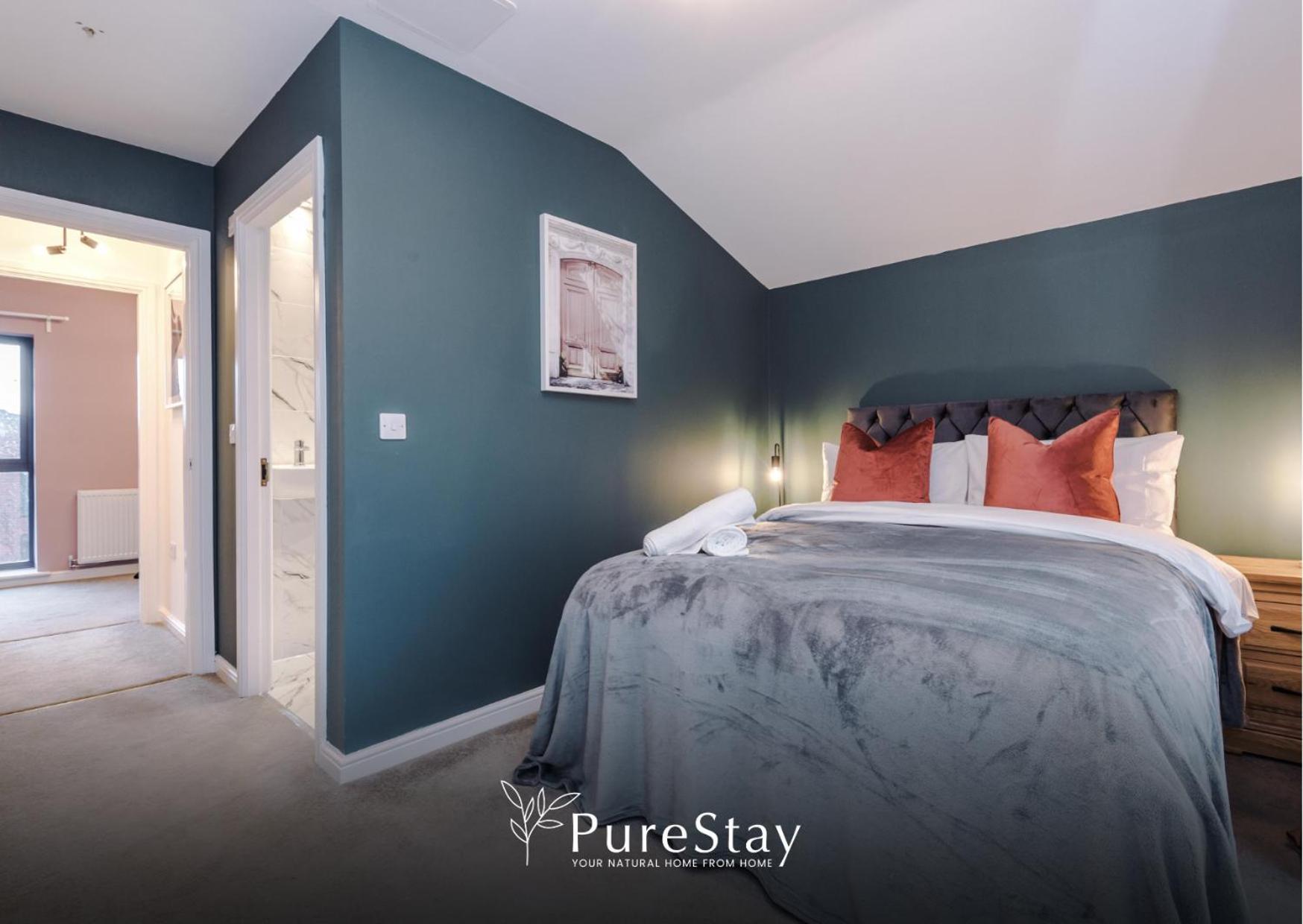 PureStay Manchester: Five-Bedroom House with Free Parking Exterior photo