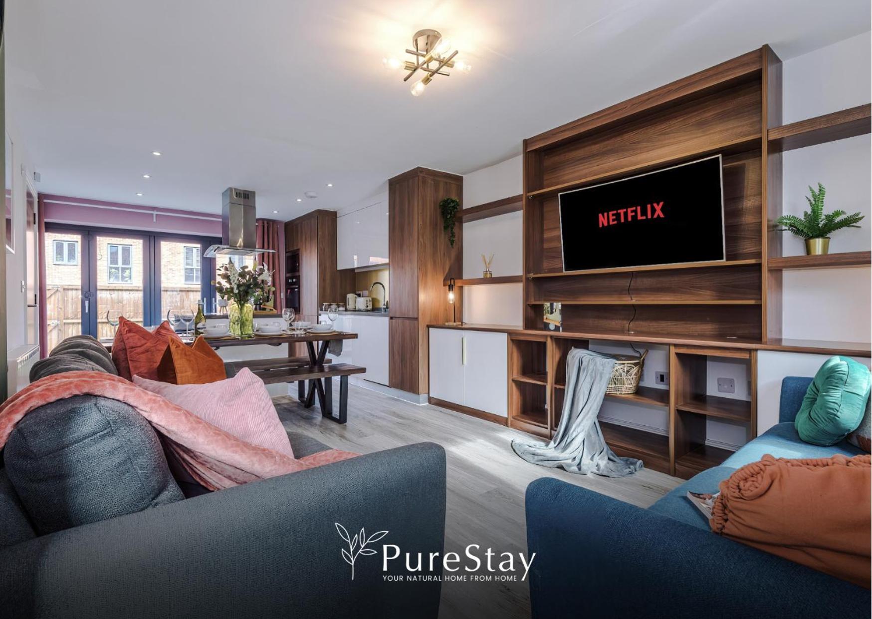 PureStay Manchester: Five-Bedroom House with Free Parking Exterior photo