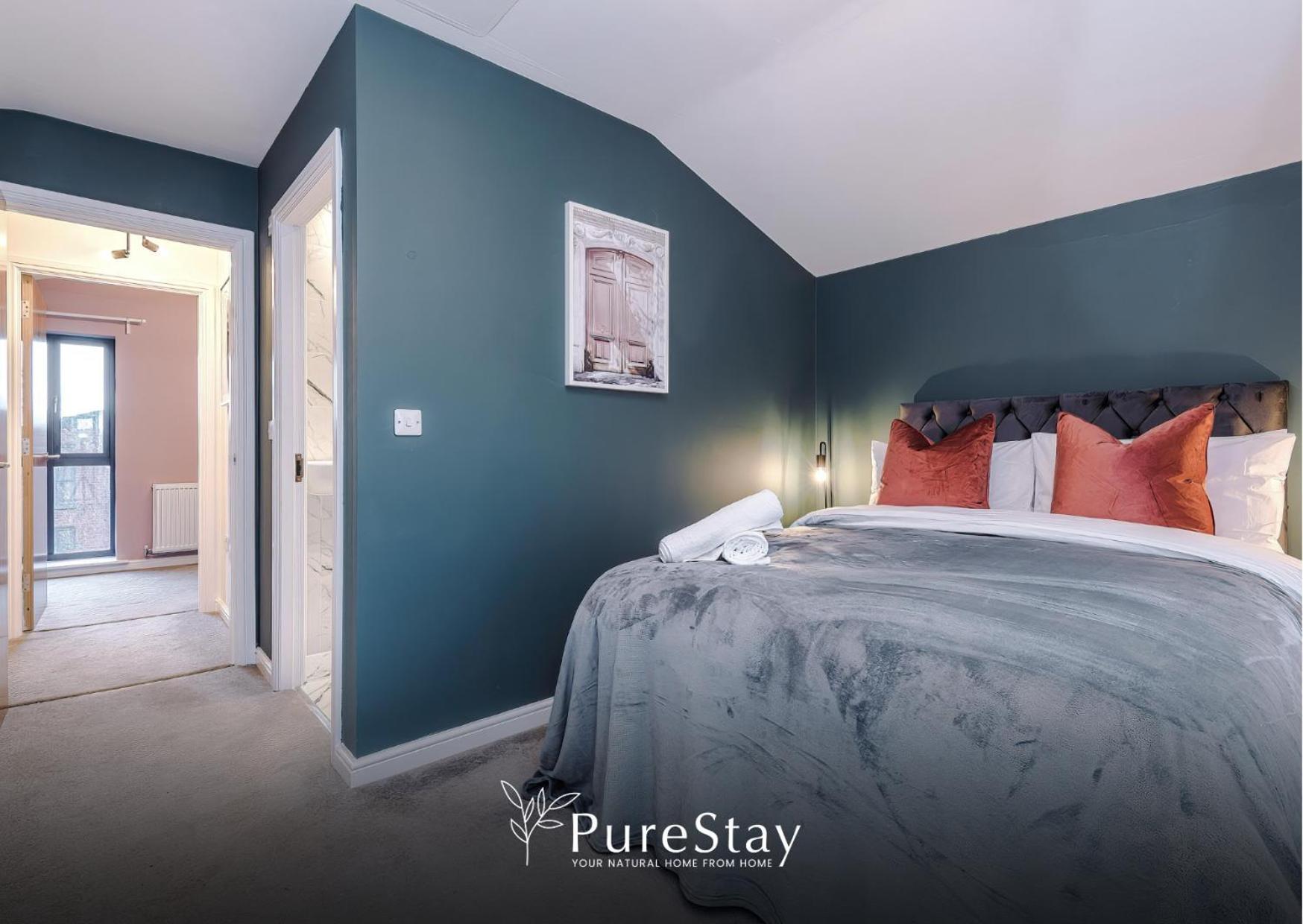 PureStay Manchester: Five-Bedroom House with Free Parking Exterior photo